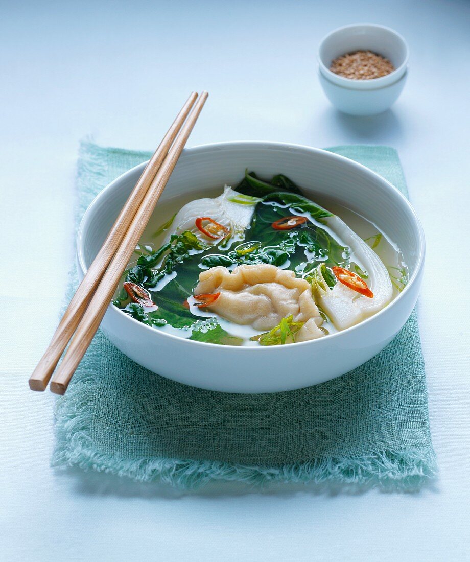 Suppe mit Wan Tan, Pak Choi und Chili