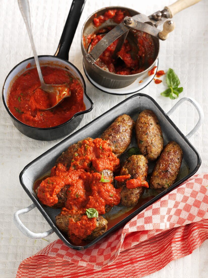 Purpetti (meatballs with tomato sauce, Italy)