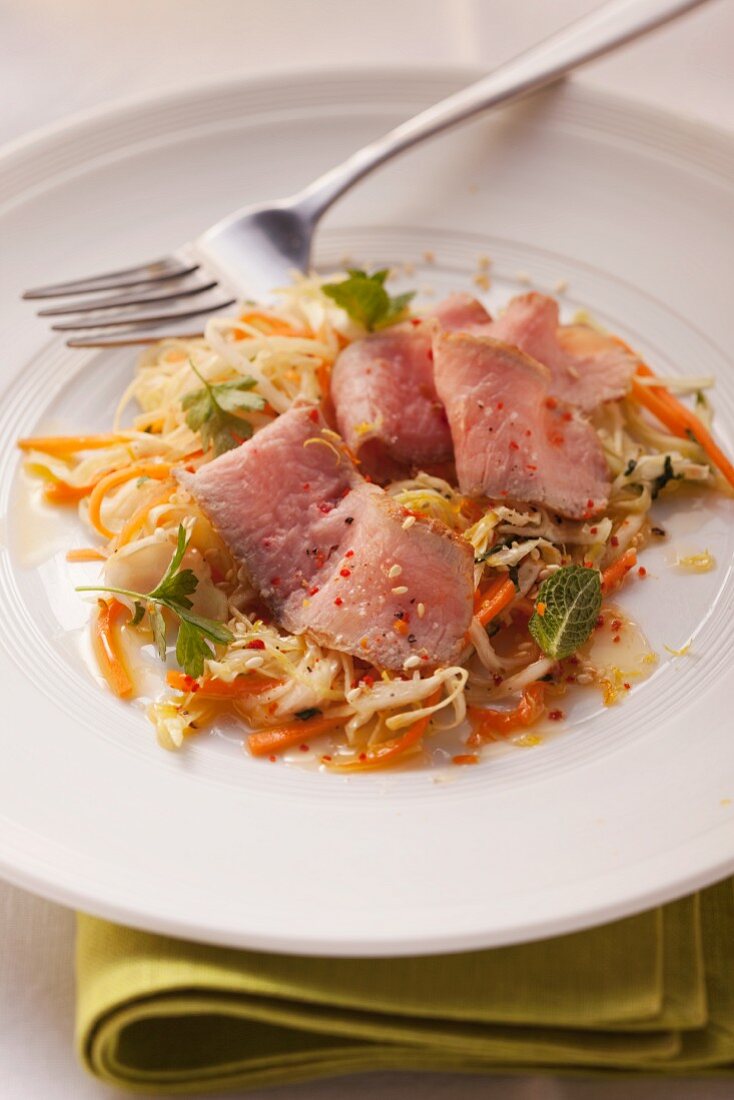 Kalbsrücken mit Spitzkohl-Möhren-Salat