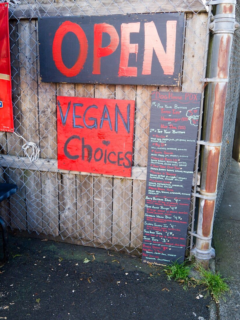 Angebotstafel für veganes Essen auf einem Markt in Portland, Oregon