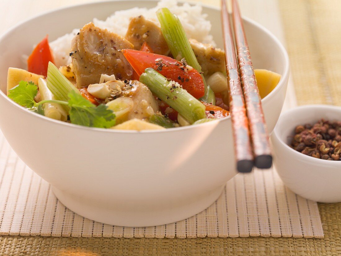 Hähnchen mit Sichuanpfeffer und Gemüse aus dem Wok
