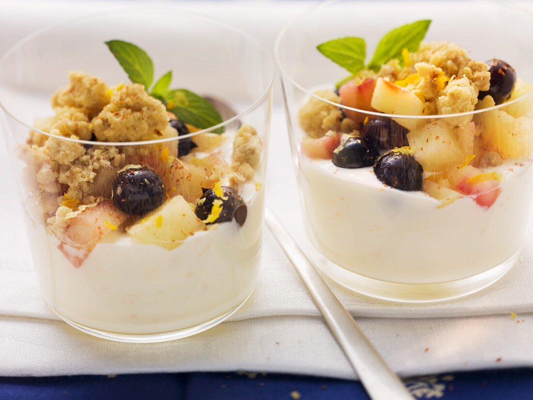 Apple crumble with blueberries on sour cream mousse