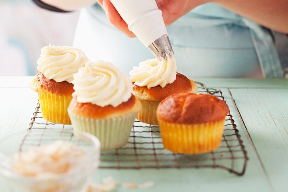 Decorating cupcakes with cream cheese buttercream