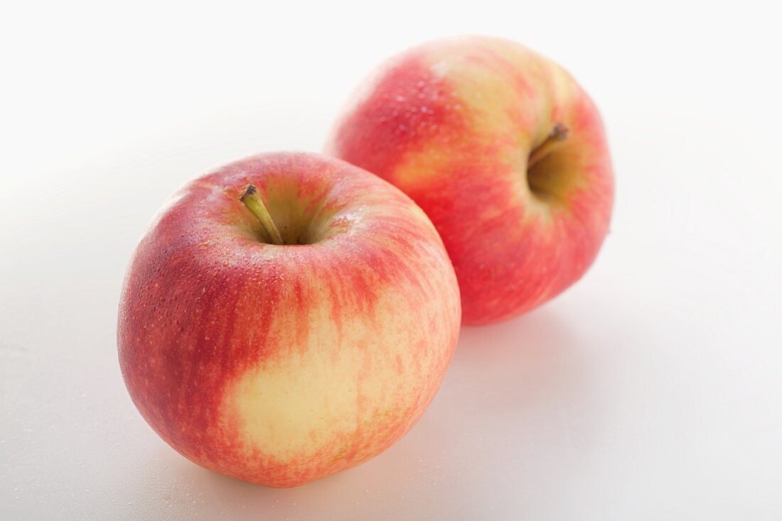 Two apples (variety: Elstar)