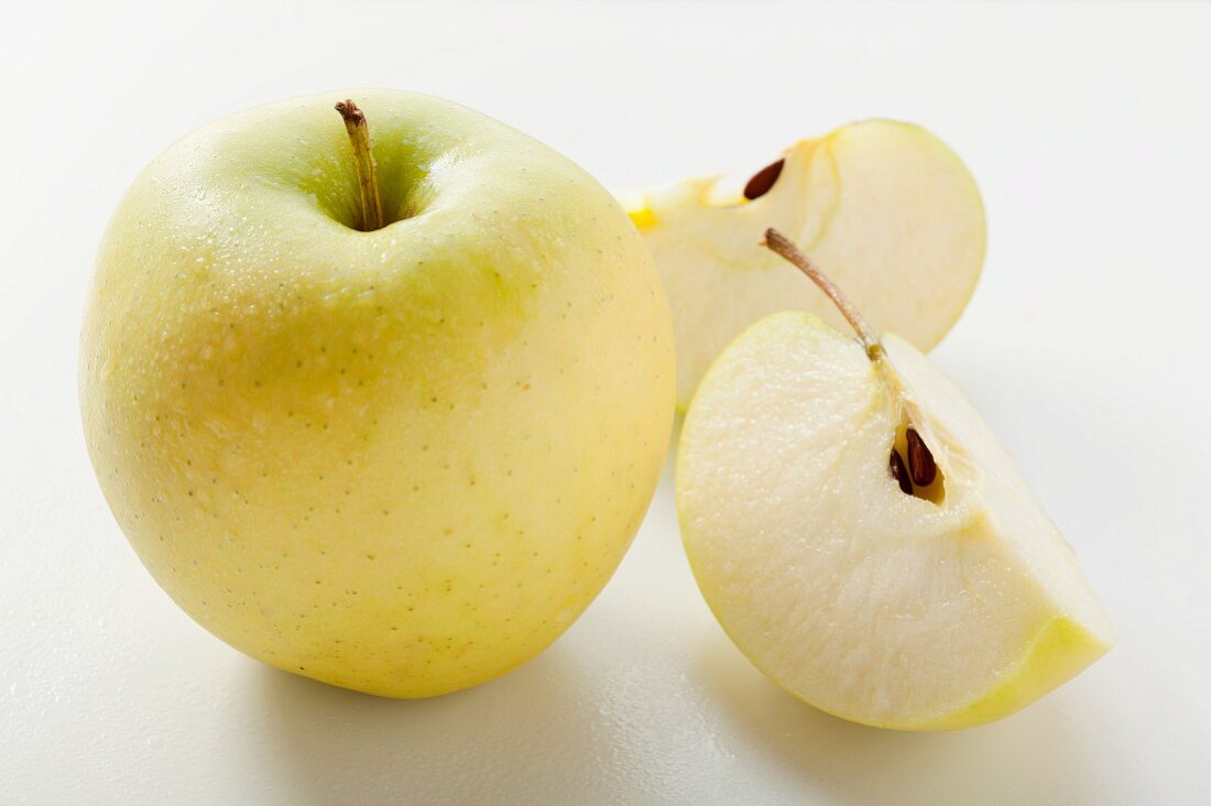 Whole apple and apple wedges (variety: Golden Delicious)