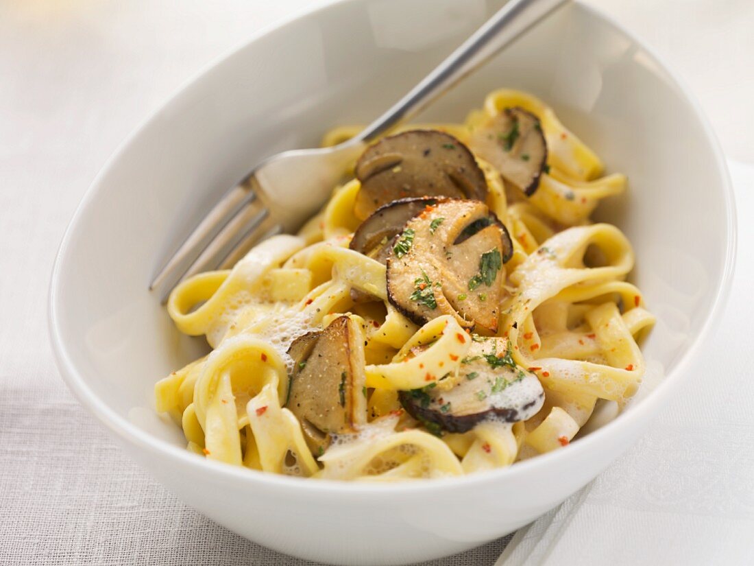 Tagliatelle ai porcini (Bandnudeln mit Steinpilzen, Italien)