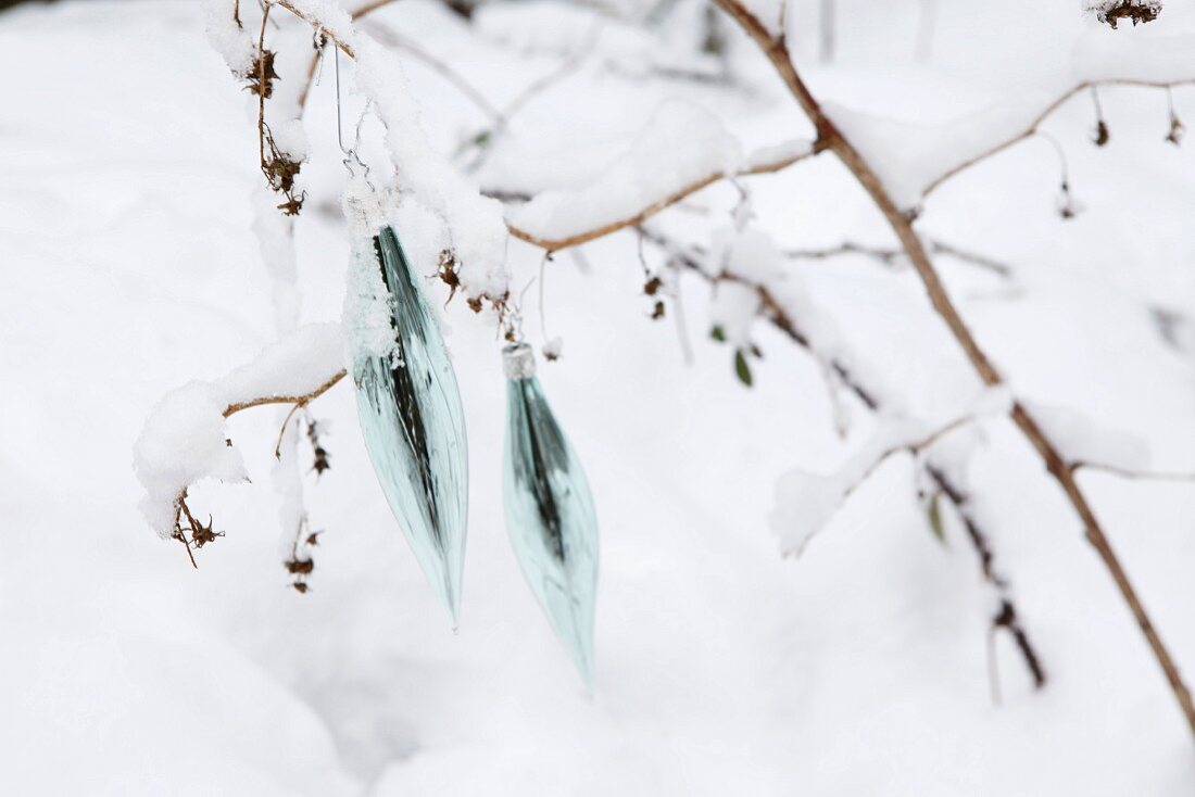 Silberner Baumschmuck im Schnee