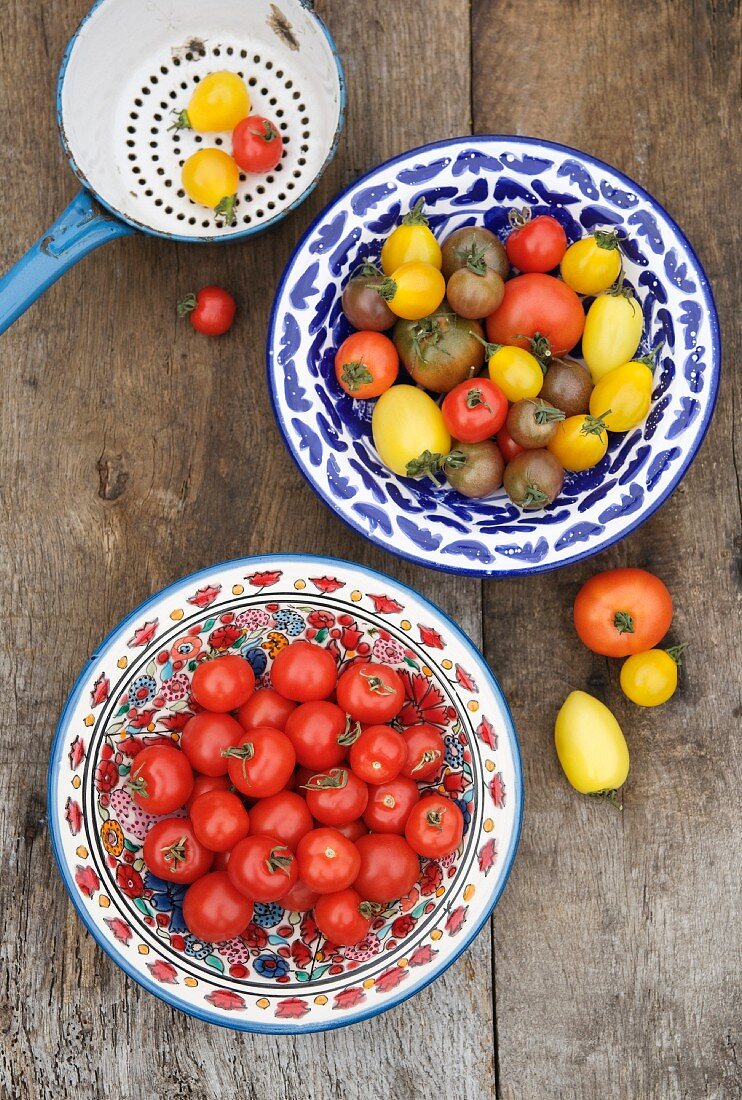 Keramikschalen mit verschiedenfarbigen Tomaten