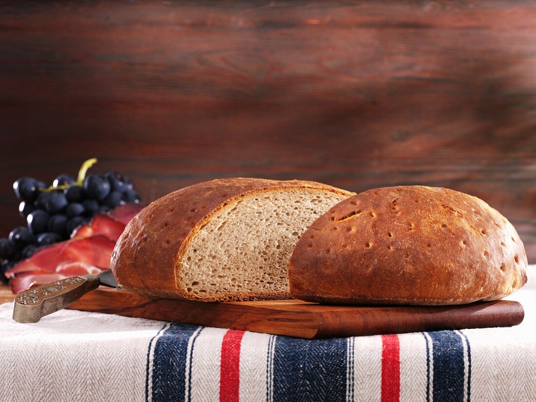 Halved mixed wheat loaf (German)