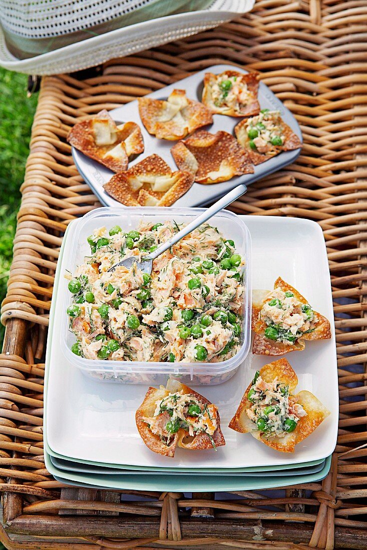 'Bites' made of wonton dough with salmon and pea filling for a picnic