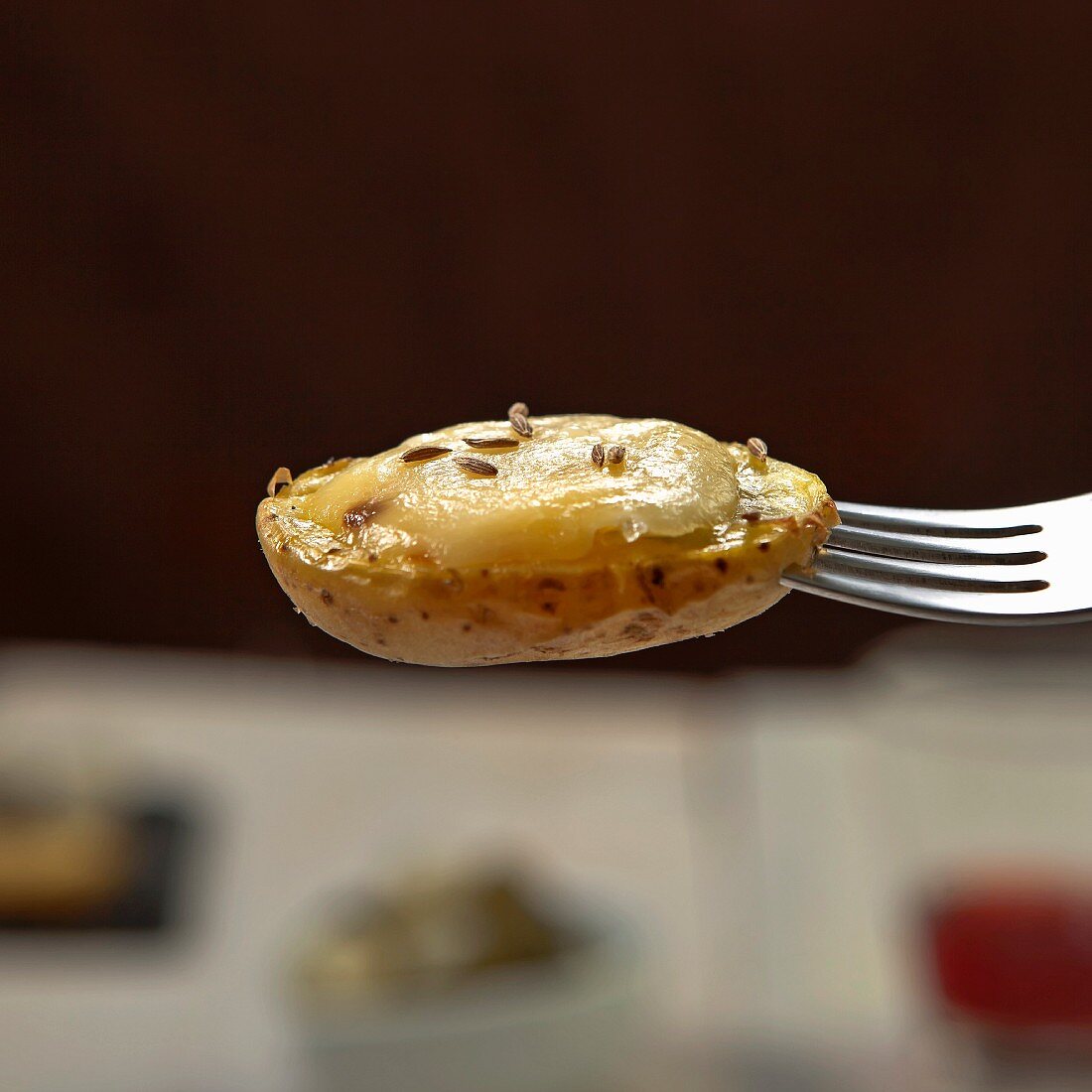 Raclette: Halbe Kartoffel mit geschmolzenem Käse