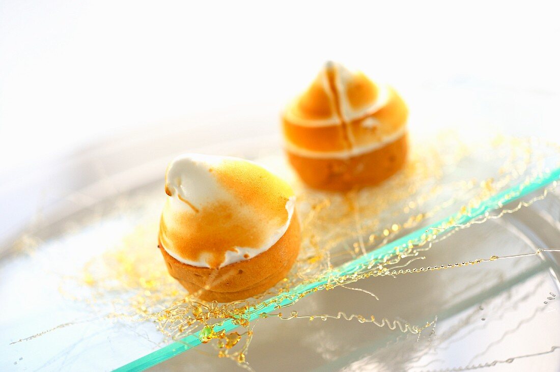 Molecular lemon meringue pie