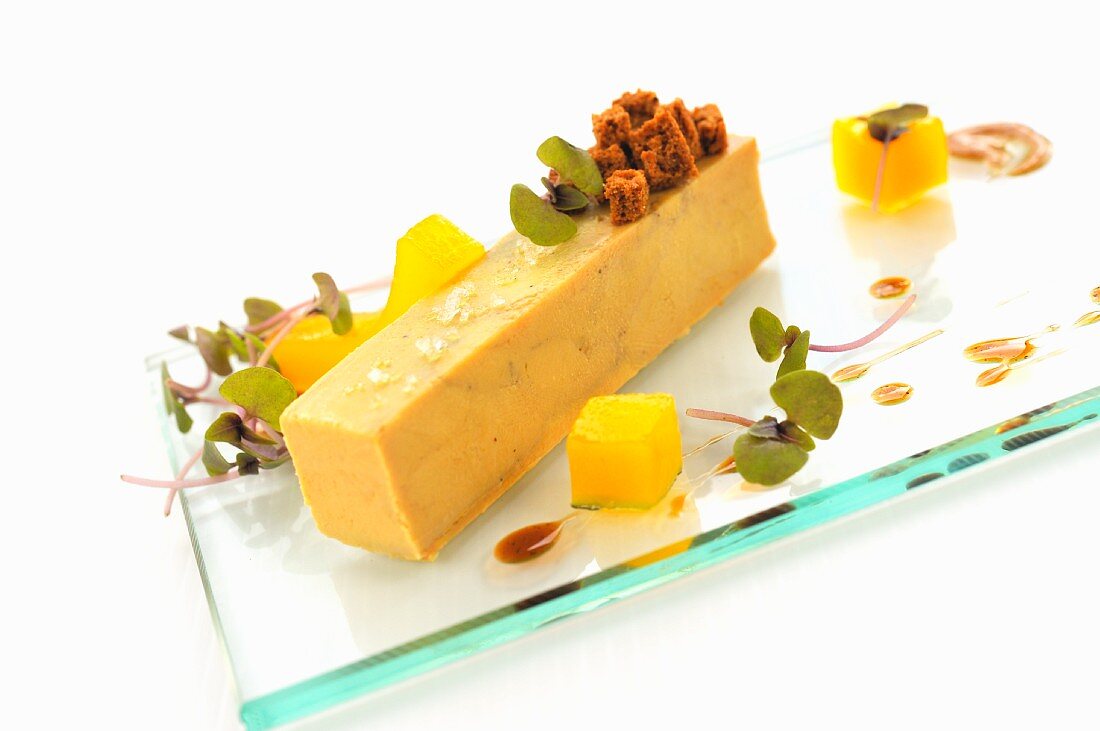 Pate de Foie Gras with passion fruit jelly, gingerbread puree and mango