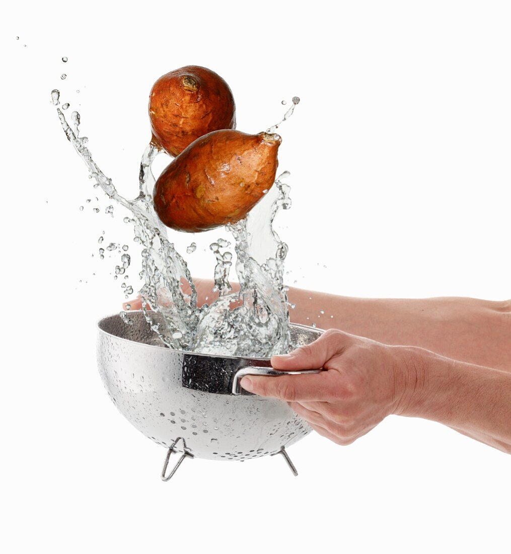Süsskartoffeln werden gewaschen