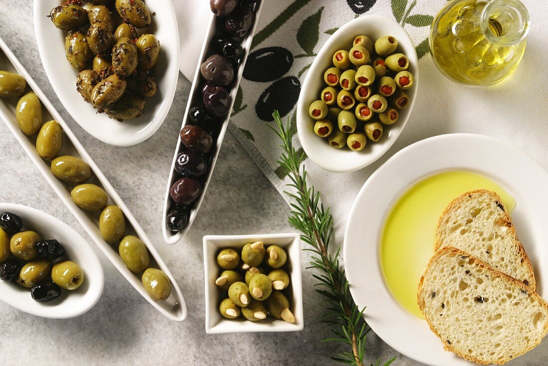 Verschiedene eingelegte Oliven