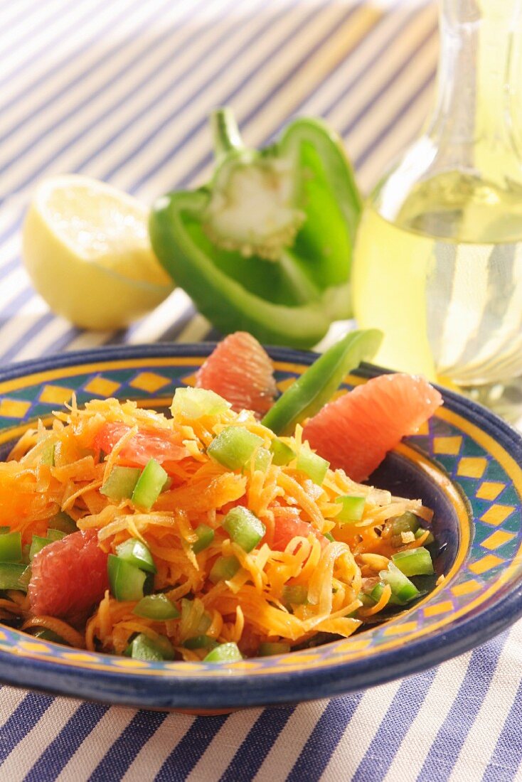 Karottensalat mit Grapefruit & grüner Paprika