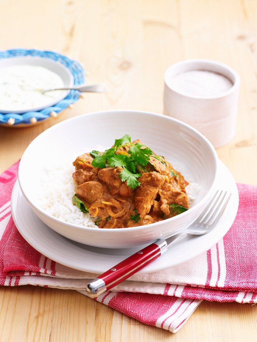 Hühnercurry auf Reis mit Raita