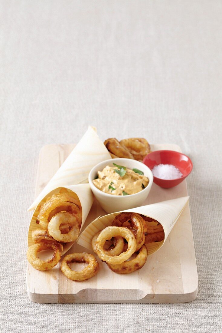 Fried onion rings with dip