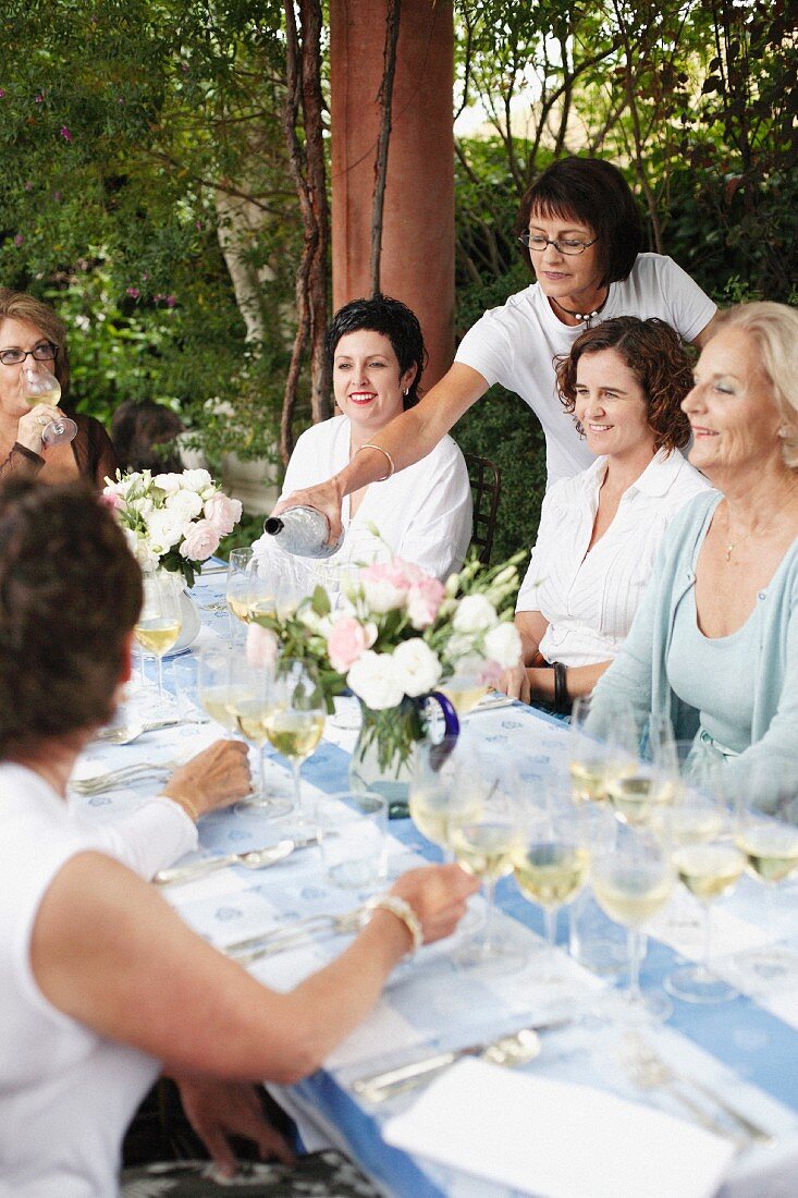 Frauen bei der Weinverkostung im Garten