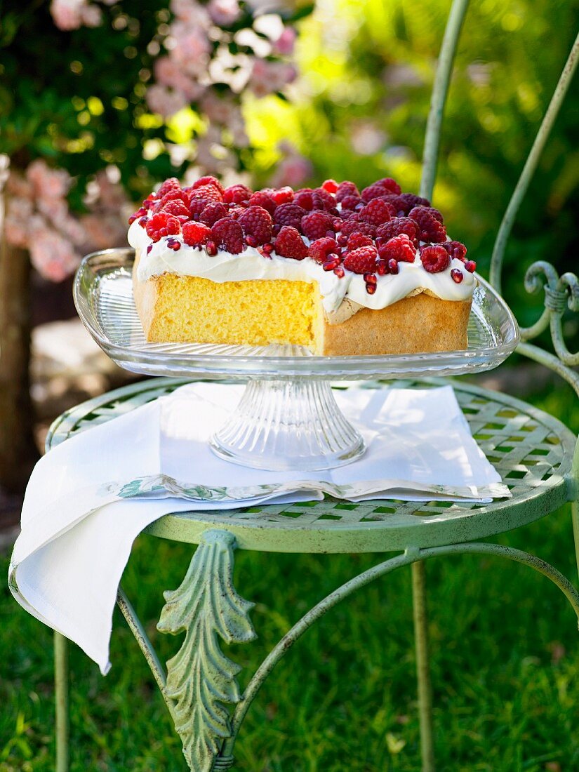 Biskuitkuchen mit Himbeeren und Sahne