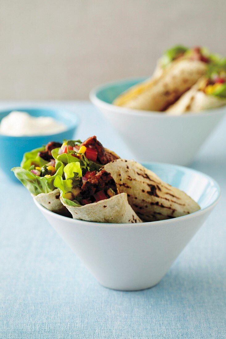 Wraps mit Schweinefleisch-Mais-Salsa