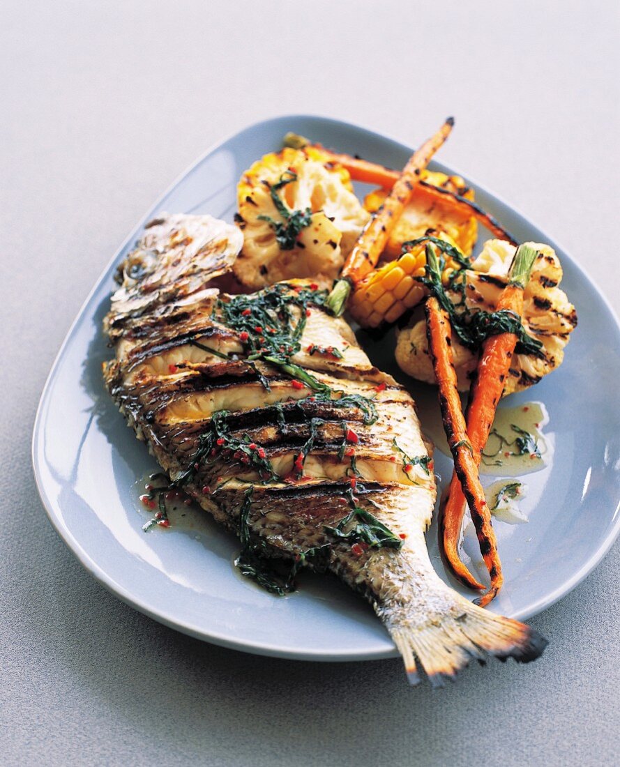 Grillfisch mit Gemüse und Chili-Basilikum-Buttersauce