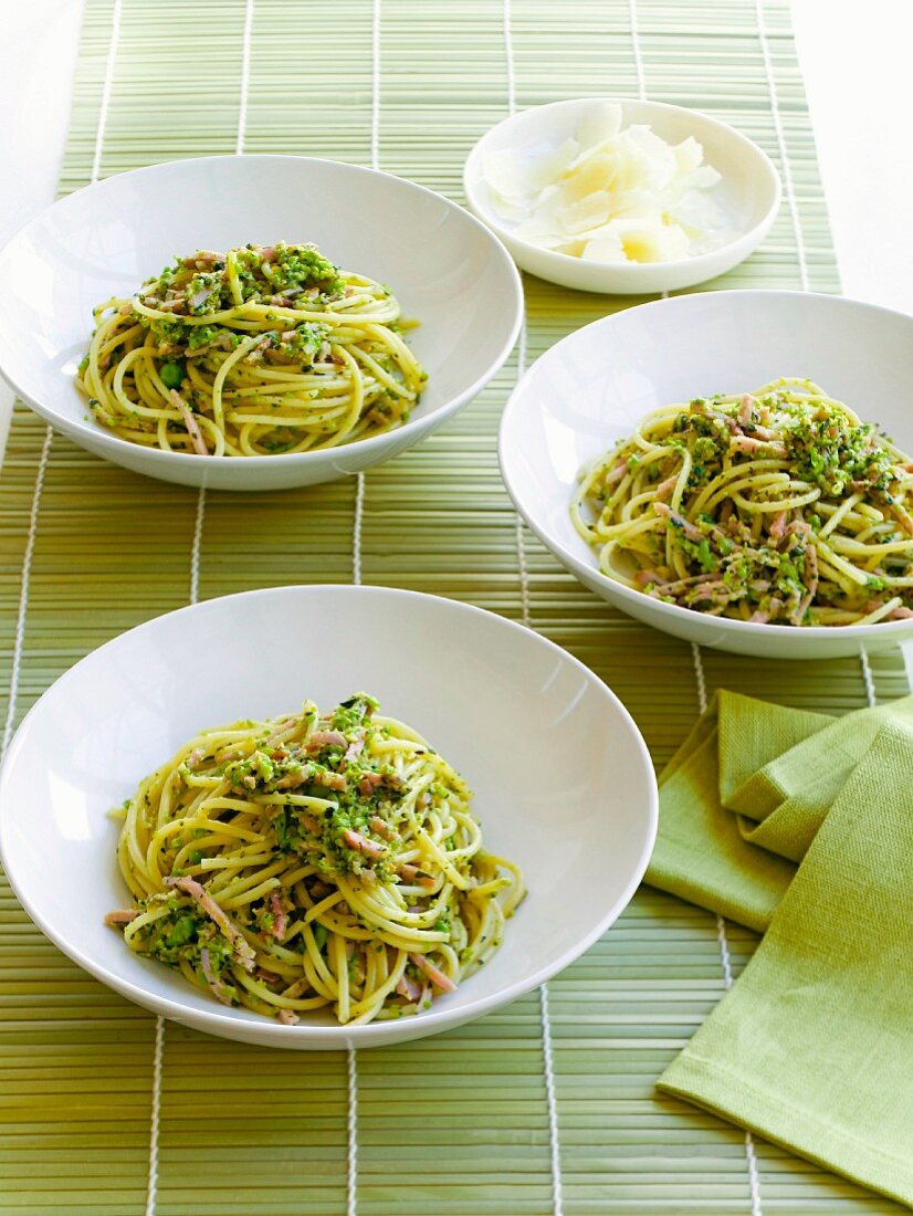 Spaghetti with peas and ham