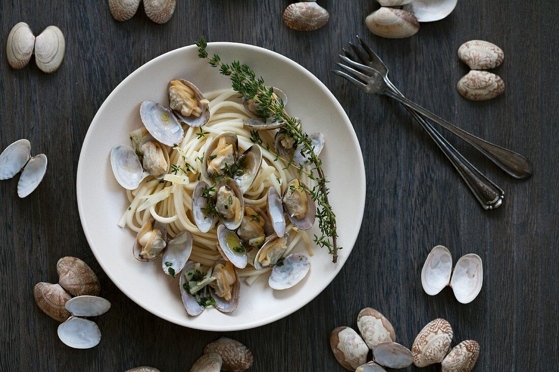 Pasta with clams and thyme