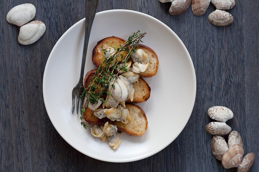 Clams on garlic baguette with thyme