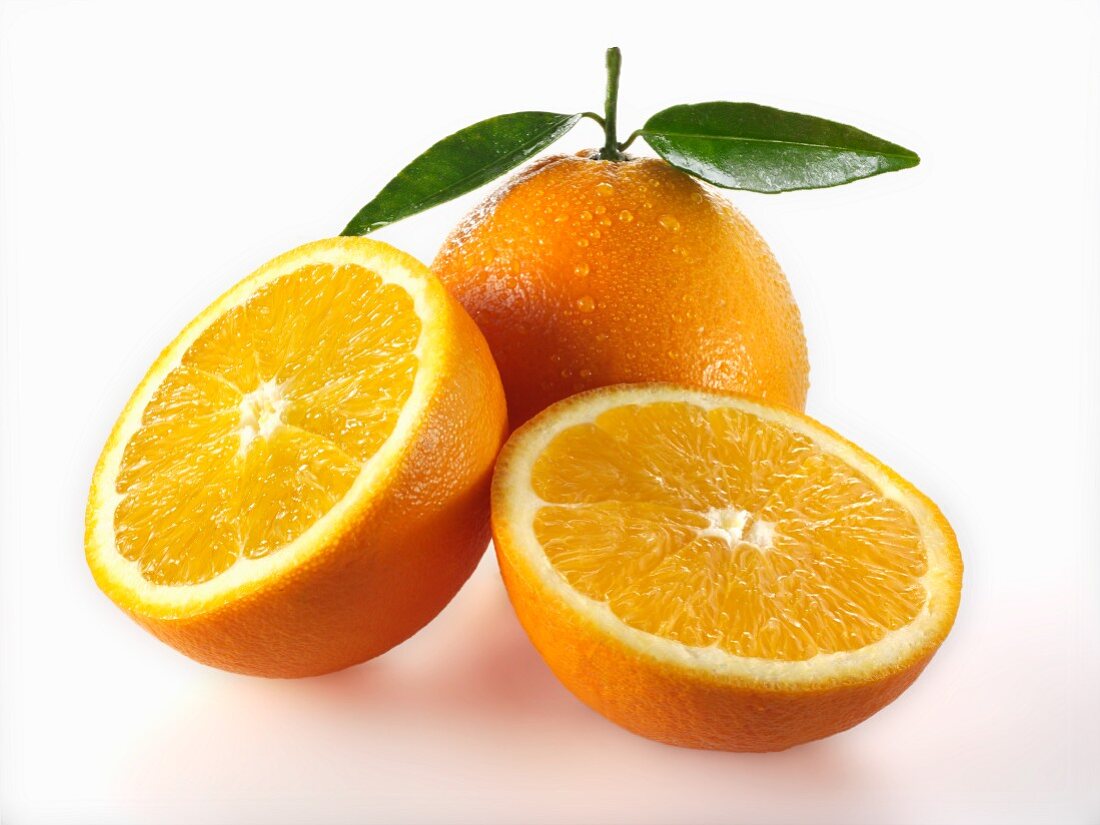 Orangen, ganz & halbiert