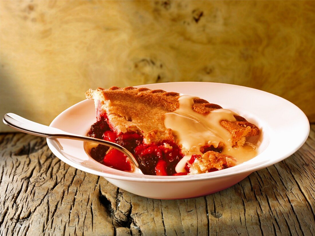 Fruit pie with vanilla sauce (England)