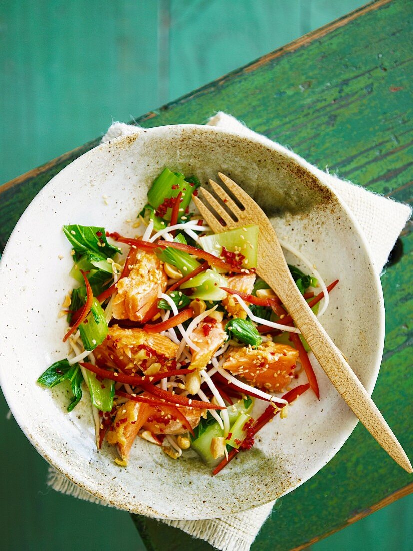 Pak Choi-Salat mit Regenbogenforelle, Erdnüssen, Sprossen und Sesamsamen