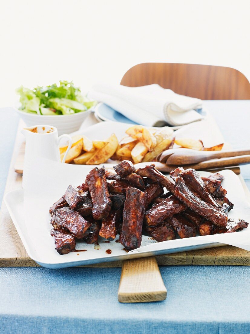 Marinated spare ribs with chips