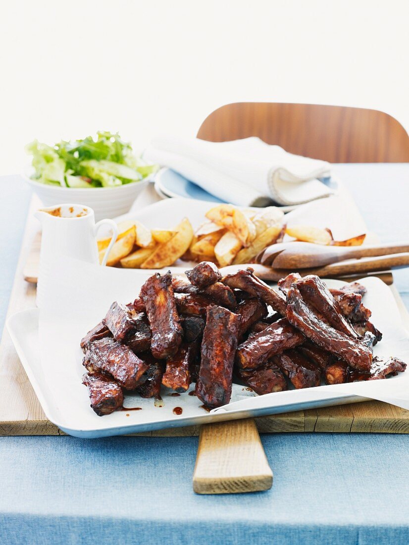 Marinierte Spareribs mit Pommes frites