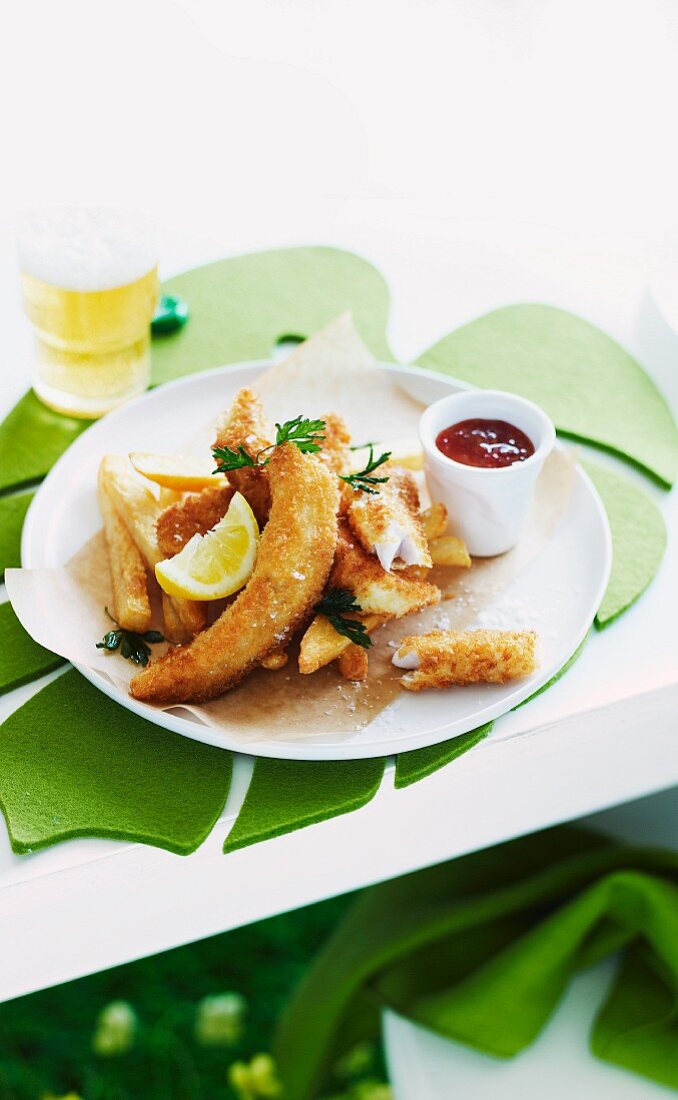 Fischstäbchen mit Pommes frites und Chilisauce