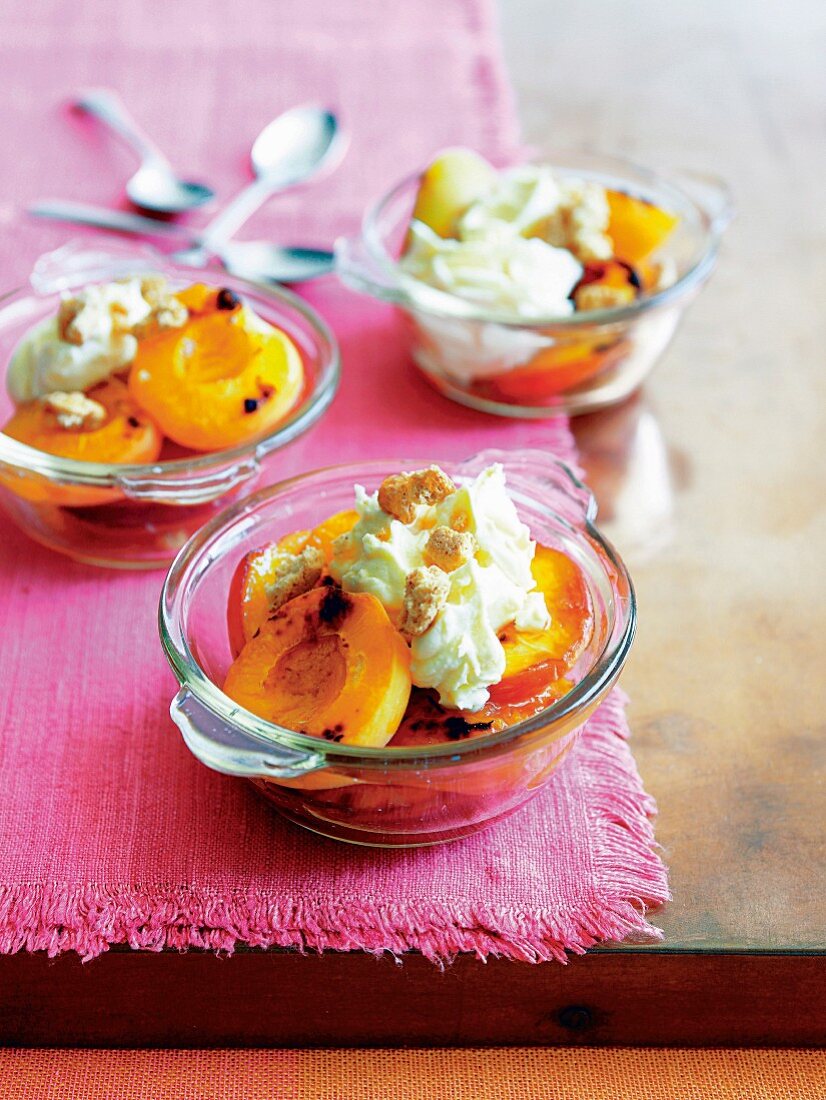 Grilled peaches with cream and ameretti