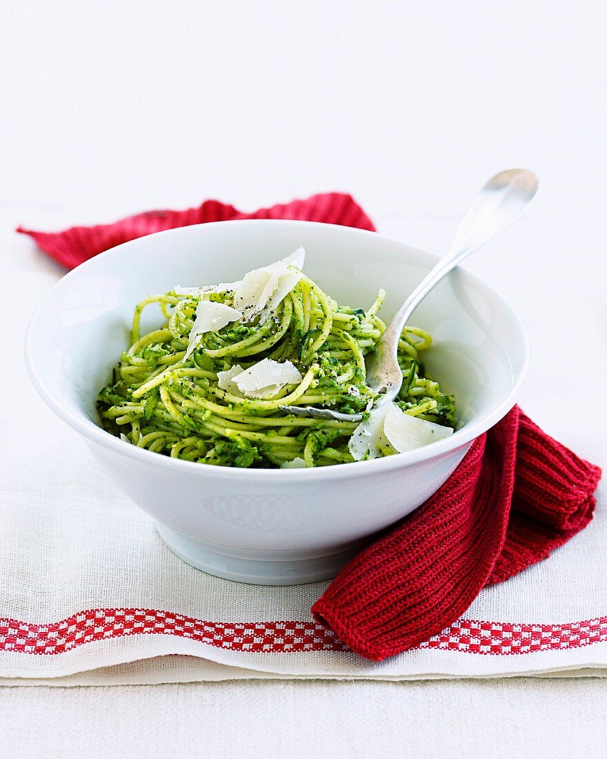 Spaghetti with courgette and parsley pesto