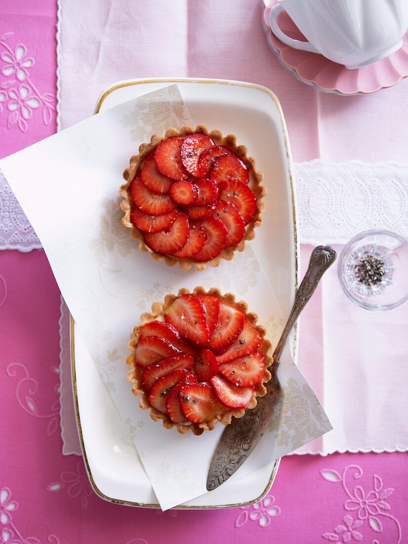 Strawberry cake with pepper