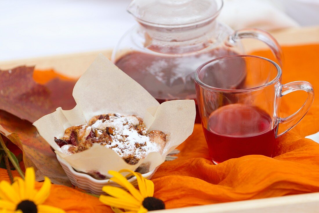 Kleiner Pflaumenkuchen mit Tee