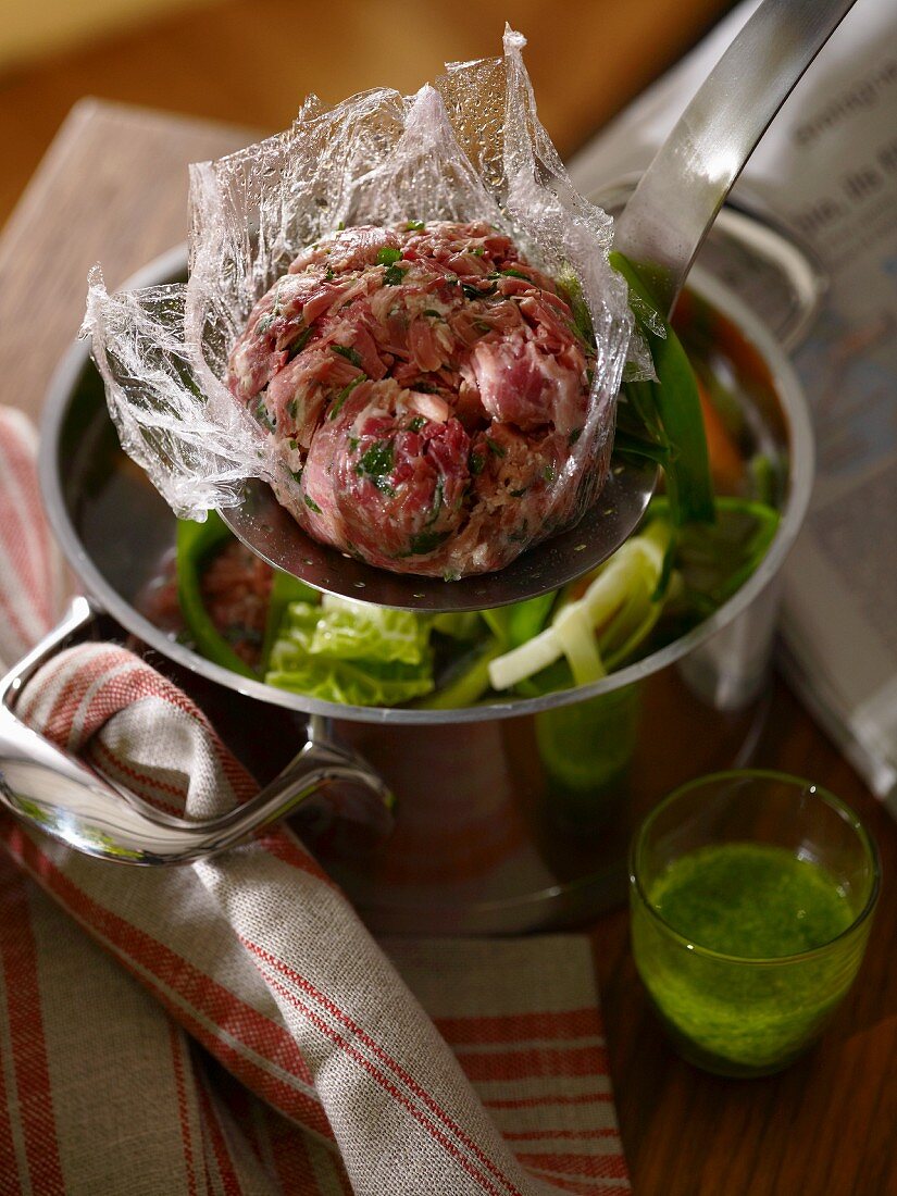 Pot Au Feu mit Schweinefleisch zubereiten