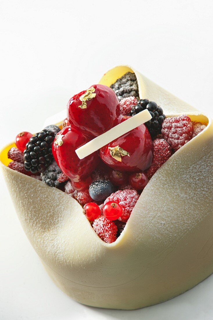 Cheese cake with berries and icing sugar