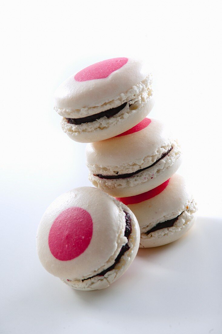 weiße Schokoladen-Macarons mit Brombeeren