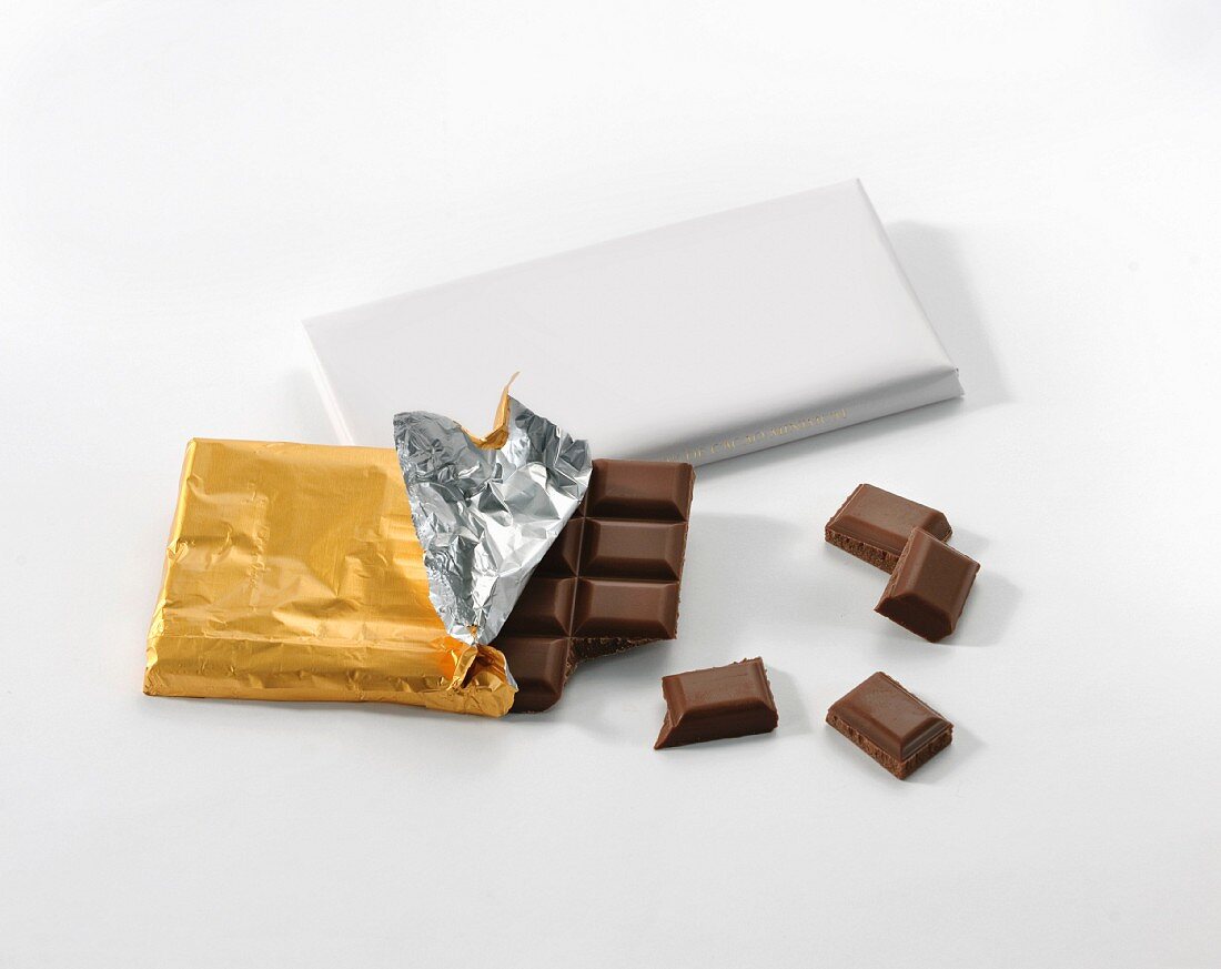 Eine Tafel Milchschokolade im Silberpapier