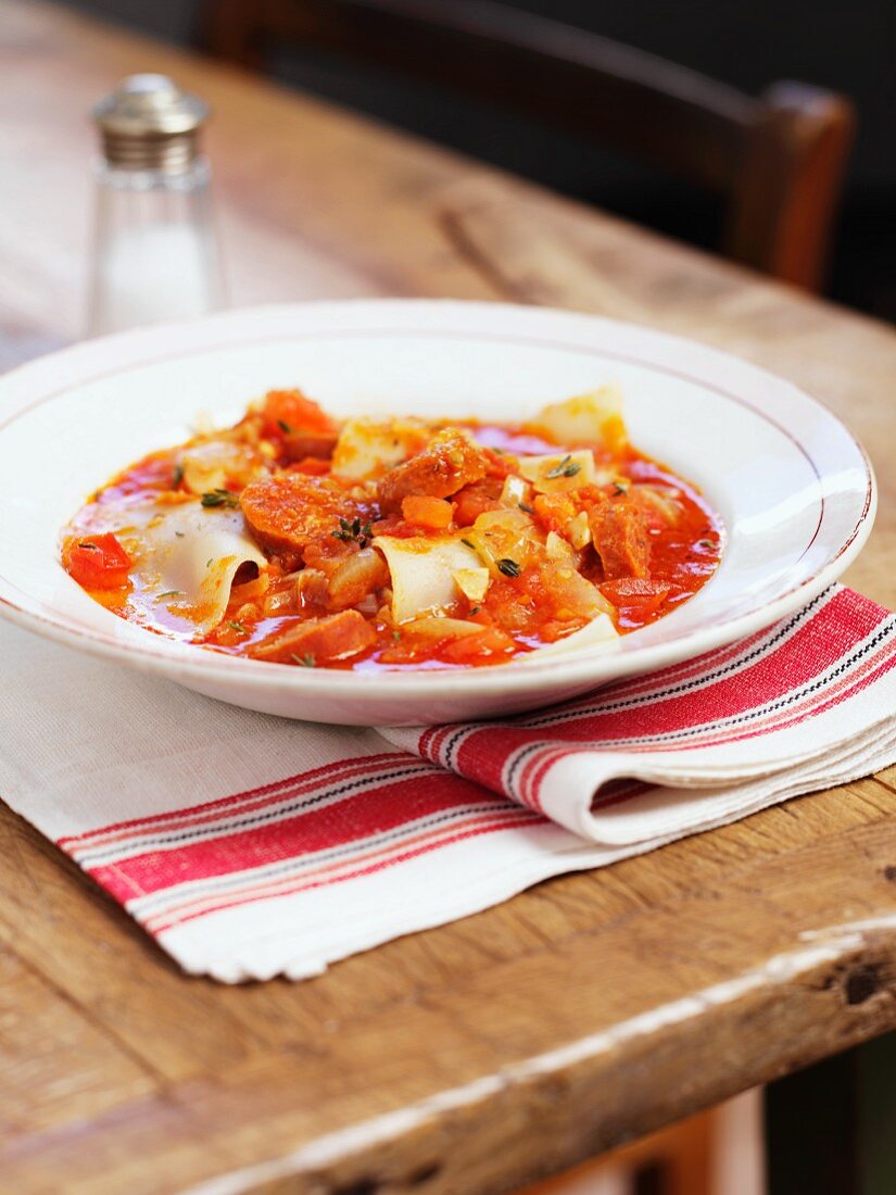 Chorizo-Tomaten-Eintopf mit Nudeln