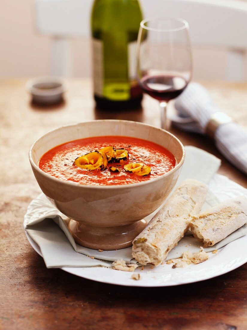 Pepper soup with roast pepper garnish