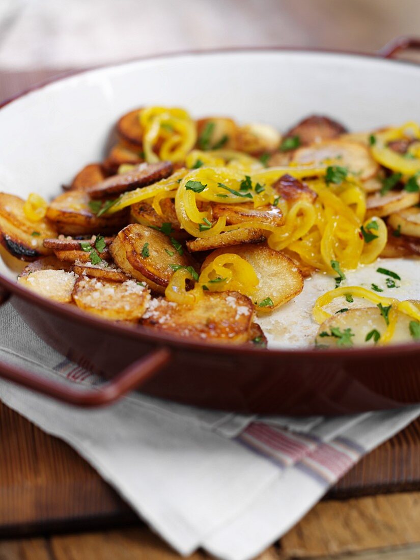 Saffron fried potatoes with onions