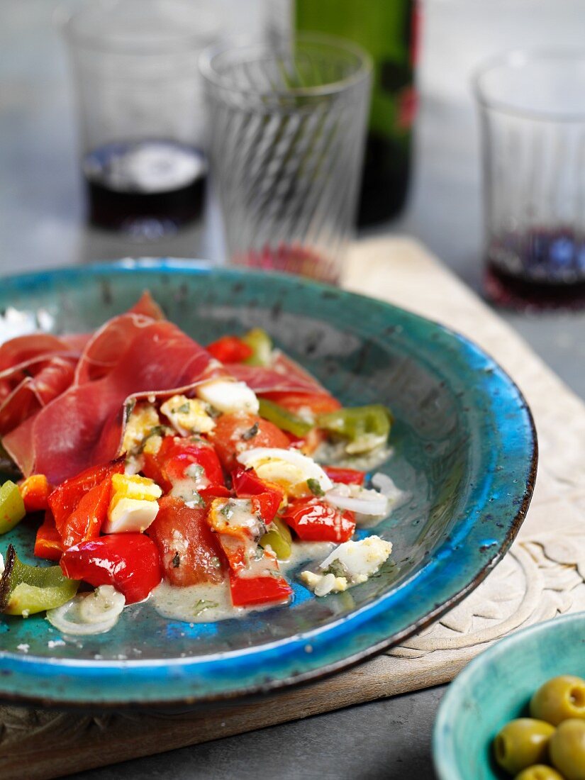 Tomaten-Paprika-Salat mit gekochtem Ei und Schinkenscheiben