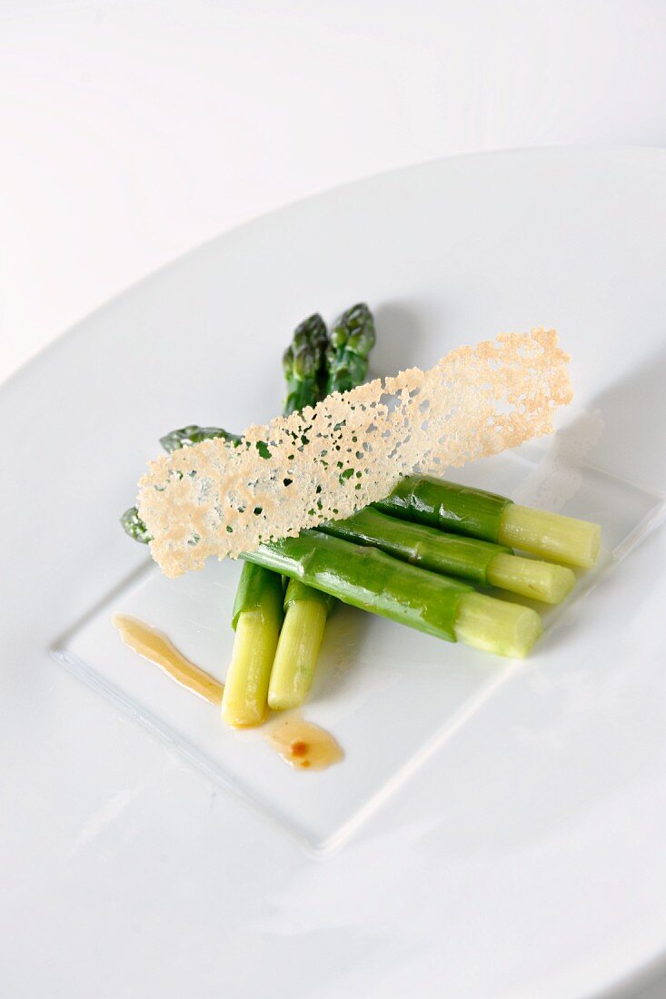 Gebratener Spargel mit Zitrussauce und Parmesanhippe