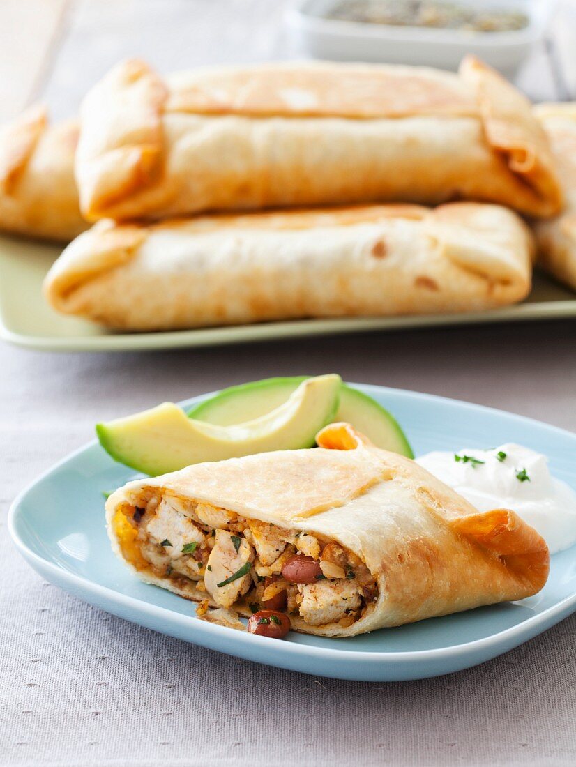 Chimichangas mit Hähnchenfleisch (Gefüllte und frittierte Tortilla)