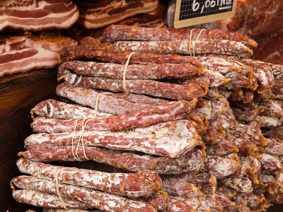 Faggot (geräucherte Salami), Chamonix Markt, Haute-Savoie, Frankreich